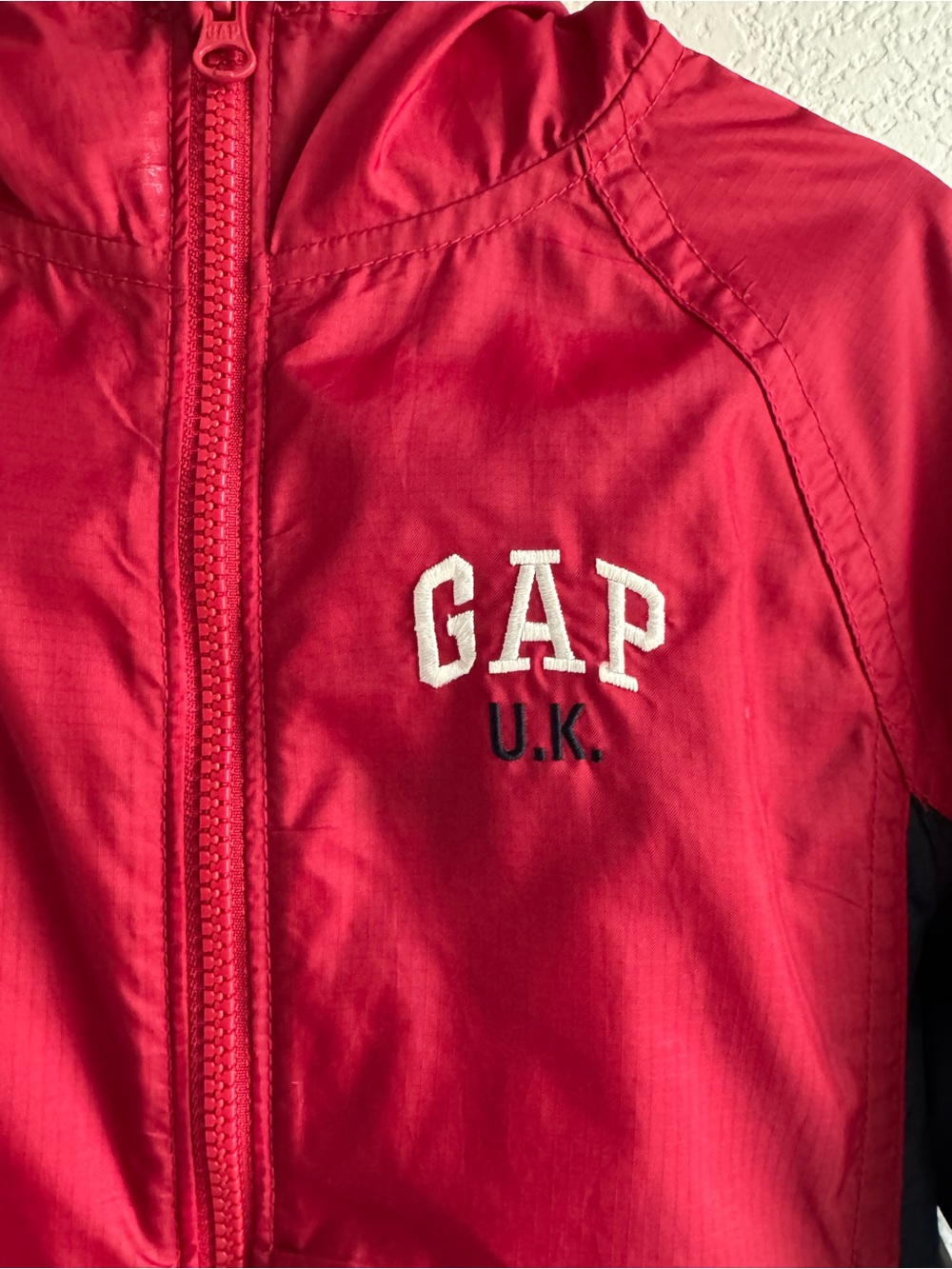 Gap Kids Red Windbreaker Jacket UK Flag Hooded XS (4-5) Lightweight - Picture 3 of 17